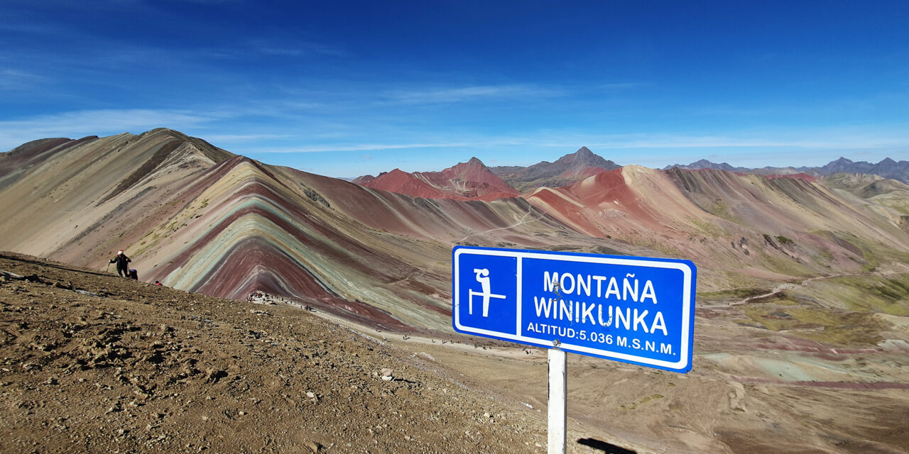 Wide angle photo of Rainbow Mountain Peru (Montaña Winiunka)