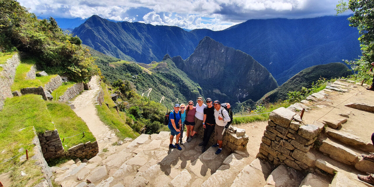 5-people-Group and Guide Jose Lagunas Trekking the Sacred Valley, Peru | Photo by Private Machu Picchu | Book a tour with us!