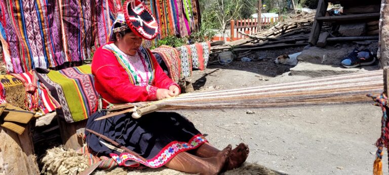 Woman from Llamas in Lares de Choquecancha weaving